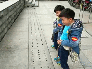 两个小孩比赛尿尿,尿嘴里的动图gif