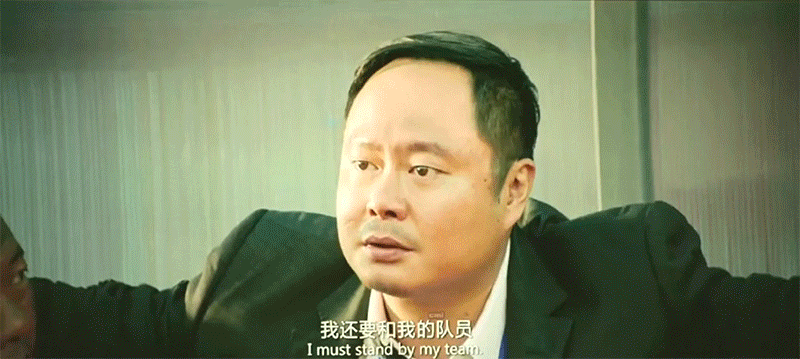 主教练正在热身gif表情包_西虹市首富主教练热身上场摔倒