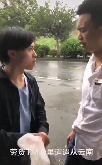 你TM居然叫我叼毛(原版)表情包—两千多公里啊,就为了听你们叫我靓仔