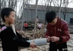 放炮拿错系列,拿着炮仗捂耳朵然后炸了