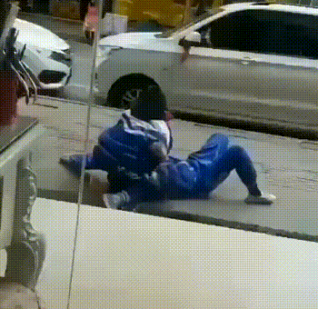 男女学生打架动图,男生被暴打裆部……