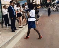 美女站牌摔倒,结果假发掉了是个男的,吓坏路人