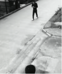 哥,看我给你跪一个……路人:???