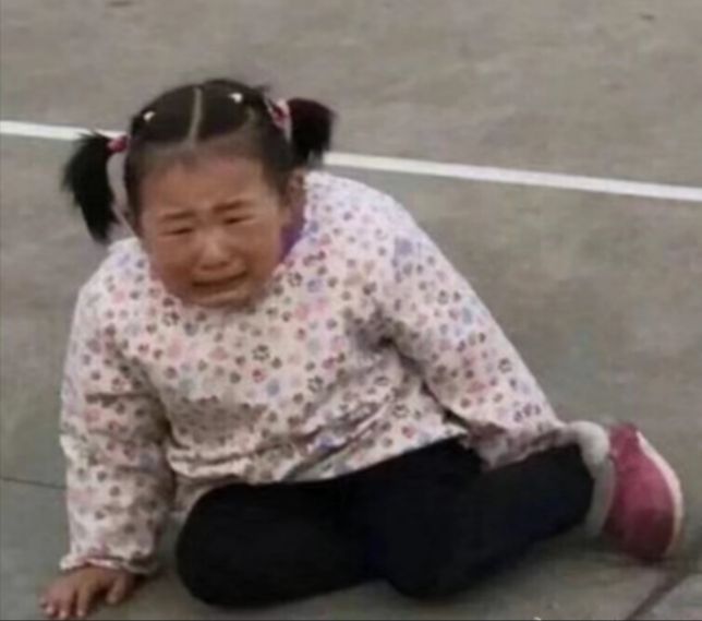 委屈,小女孩坐在地上委屈哭(原图)