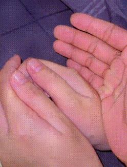 国际通用手势!大手包小手……