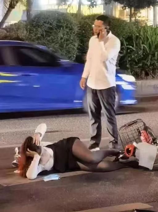 美女骑车被撞到,然后……(这姿势无敌了)