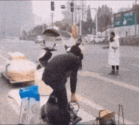 崩爆米花吓到旁边路人和狗子