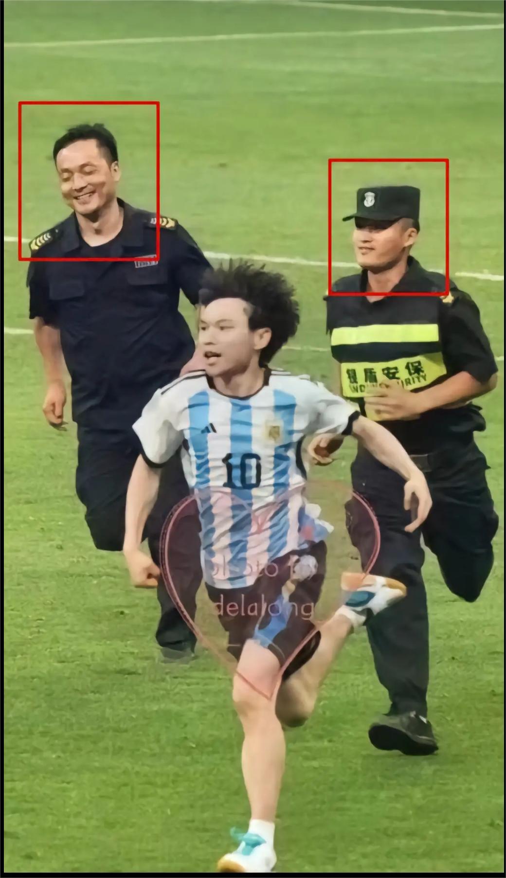 小伙儿跳下球场拥抱梅西,后面两个保安追的搞笑图