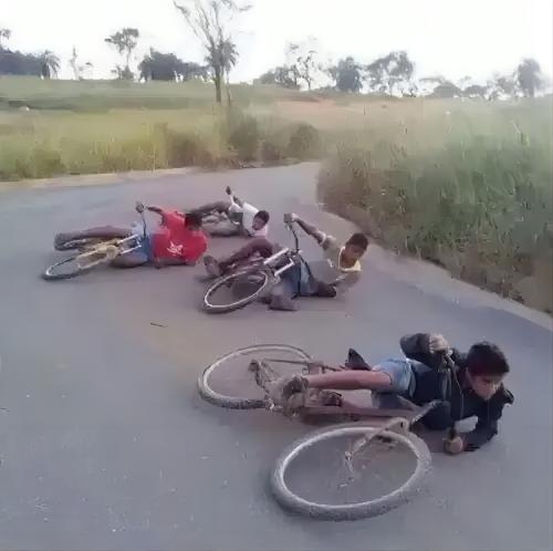 骑自行车贴地压弯表情包_阿三系列
