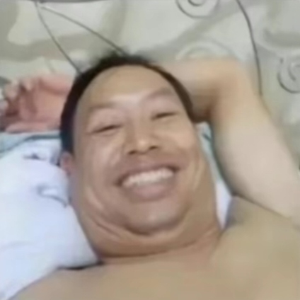 躺床上笑的大叔表情包(严肃点)_梁志超他奶奶系列梗图