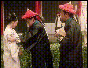 周星驰:把她打的肿成这个样子,马上送到我家,我慢慢帮她医gif