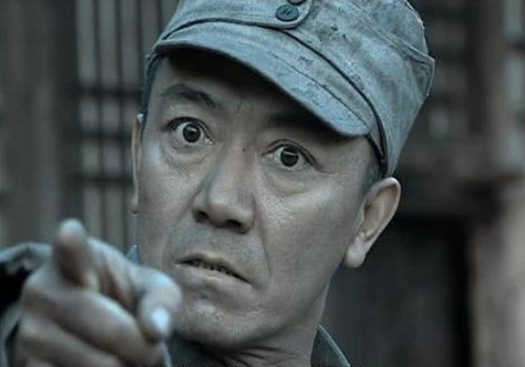 李云龙拿手指人表情包原图