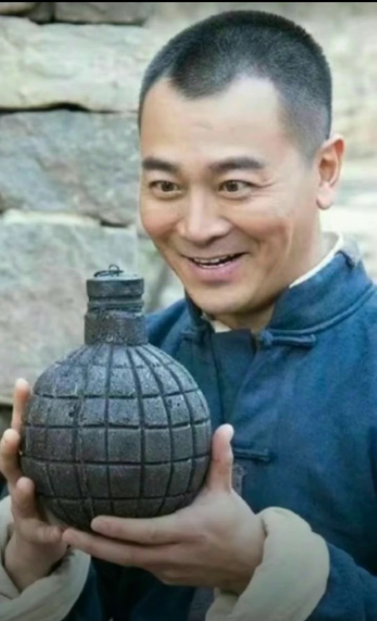 《地雷战》吴樾拿地雷搞笑图 这么大