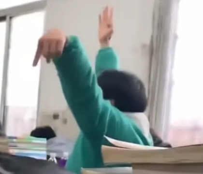 上课举手举报同桌睡觉gif表情包