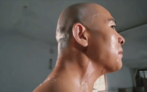 光头男扭头猥琐笑gif_弱杀吴毅将转头变态邪恶一笑表情包
